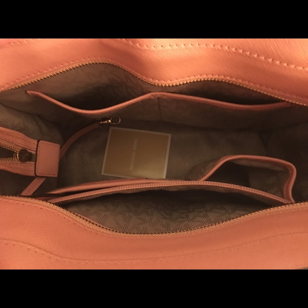 MICHAEL KORS Dillon Large Saffiano Leather Bag - Picture 5 of 7